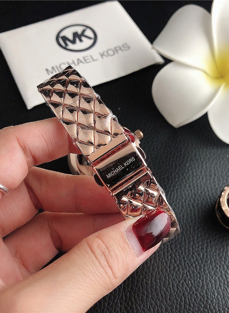 ام كي ساعة مايكل كورس MK النسائية بسوار من الذهب الوردي بتصميم معيني الشكل ومينا وردية مزينة بكريستالات لامعة - Image 4